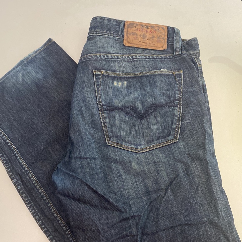 Guess slim straight distressed jeans 👖